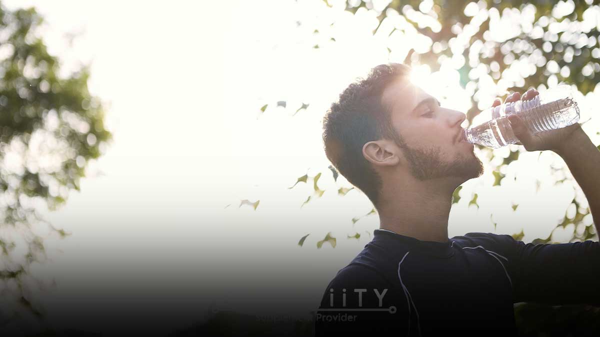 نوشیدن آب کافی برای آب کردن شکم